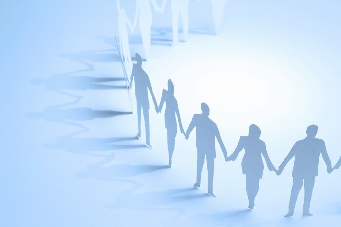 手をつなぐ人型